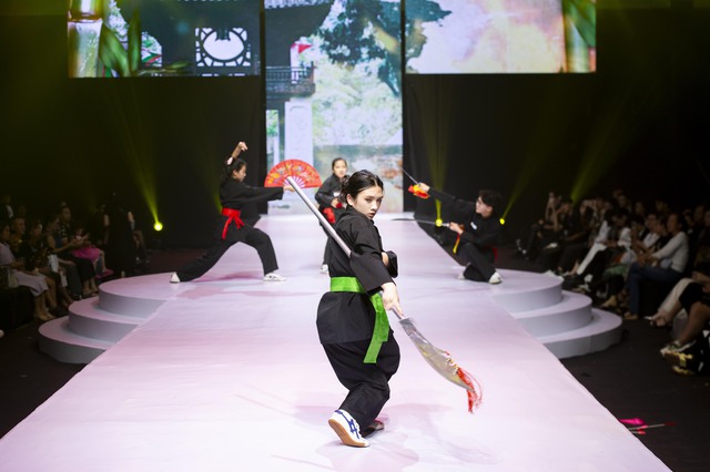 Dàn mẫu nhí thế hệ mới đa tài, vừa catwalk vừa trình diễn nhạc cụ- Ảnh 12. Dàn mẫu nhí thế hệ mới đa tài, vừa catwalk vừa trình diễn nhạc cụ- Ảnh 12.