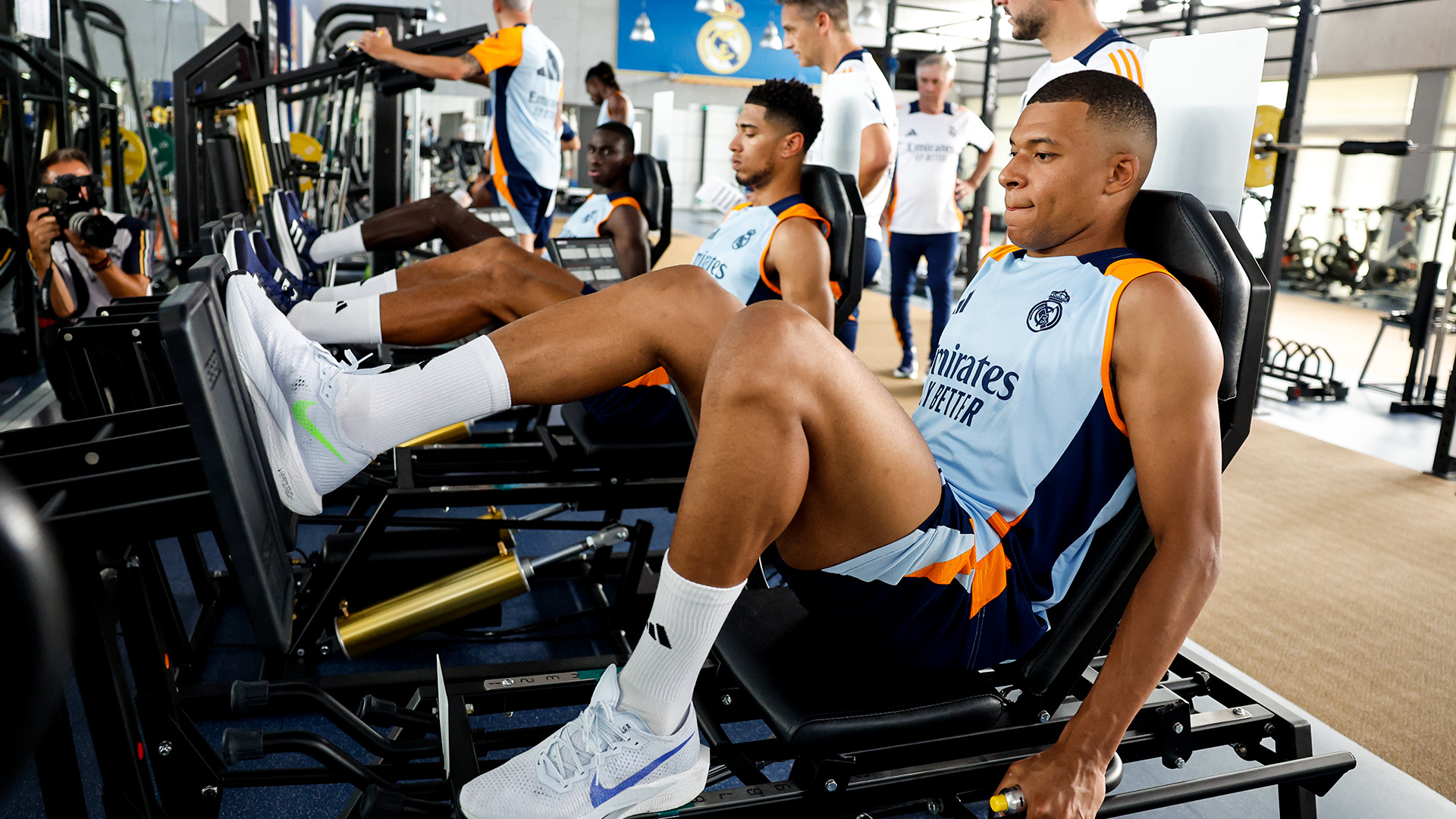 Mbappe chính thức hội quân cùng Real Madrid, chờ đoạt chiếc cúp đầu tiên- Ảnh 3. Mbappe chính thức hội quân cùng Real Madrid, chờ đoạt chiếc cúp đầu tiên- Ảnh 3.