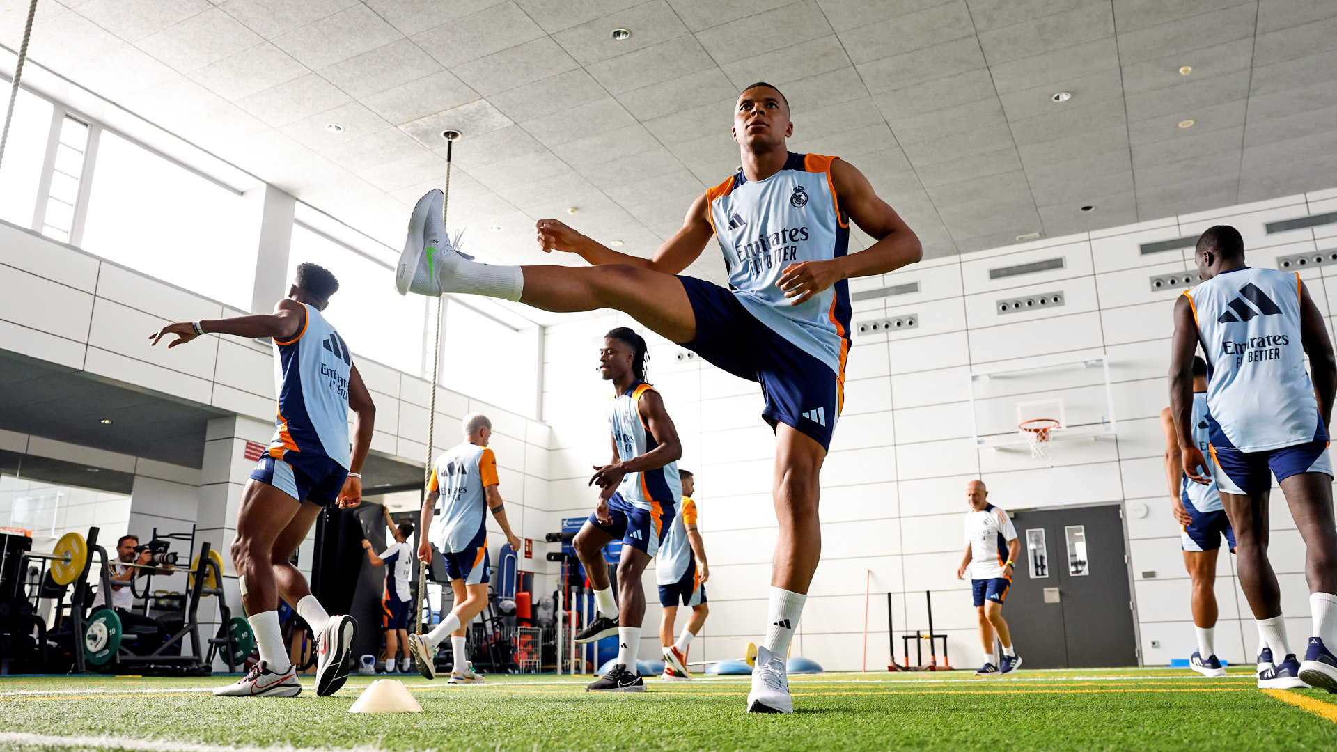 Mbappe chính thức hội quân cùng Real Madrid, chờ đoạt chiếc cúp đầu tiên- Ảnh 4. Mbappe chính thức hội quân cùng Real Madrid, chờ đoạt chiếc cúp đầu tiên- Ảnh 4.