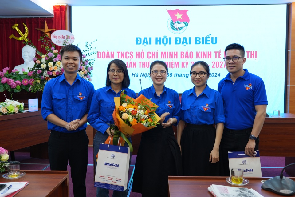Tặng quà các đồng chí Ủy viên Ban chấp hành khóa V thôi không tham gia Ban chấp hành khóa VI. 