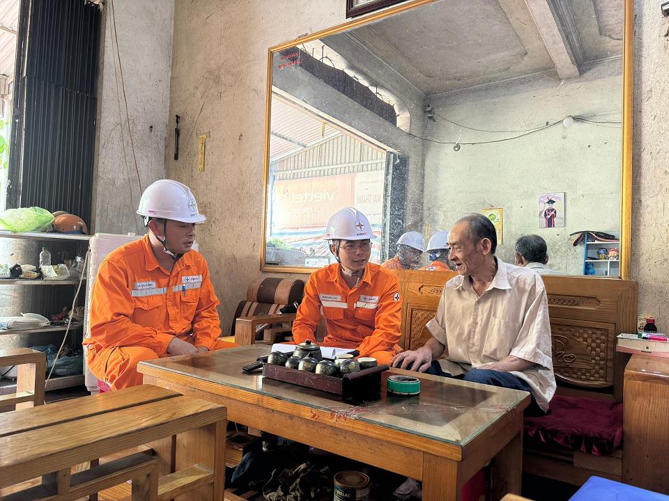 Điện lực Cao Bằng, Lạng Sơn: Lan tỏa tinh thần chung tay sử dụng điện an toàn, tiết kiệm và hiệu quả- Ảnh 3. Điện lực Cao Bằng, Lạng Sơn: Lan tỏa tinh thần chung tay sử dụng điện an toàn, tiết kiệm và hiệu quả- Ảnh 3.