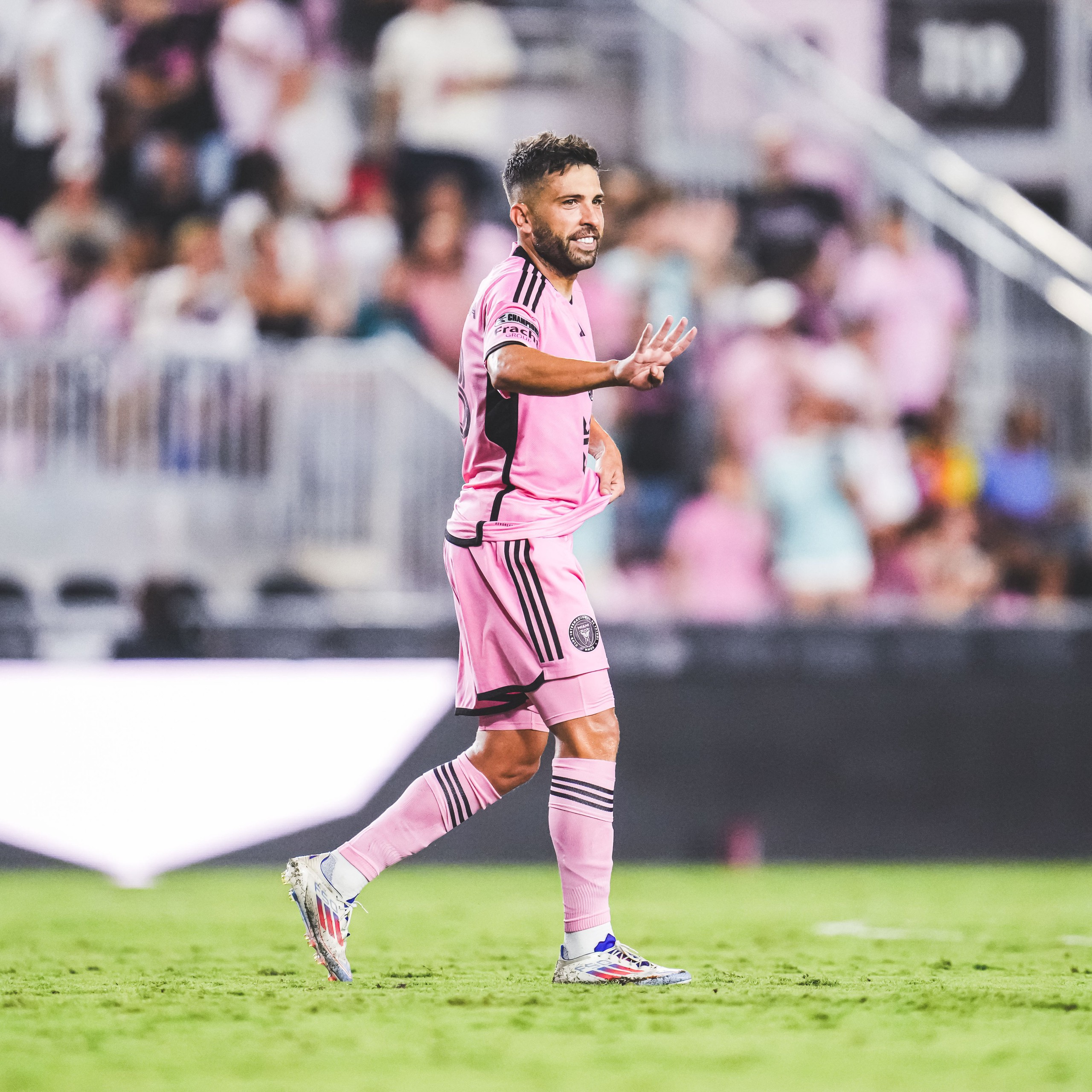 Messi nín thở xem Inter Miami đánh bại Toronto FC với cơn mưa bàn thắng- Ảnh 3. Messi nín thở xem Inter Miami đánh bại Toronto FC với cơn mưa bàn thắng- Ảnh 3.