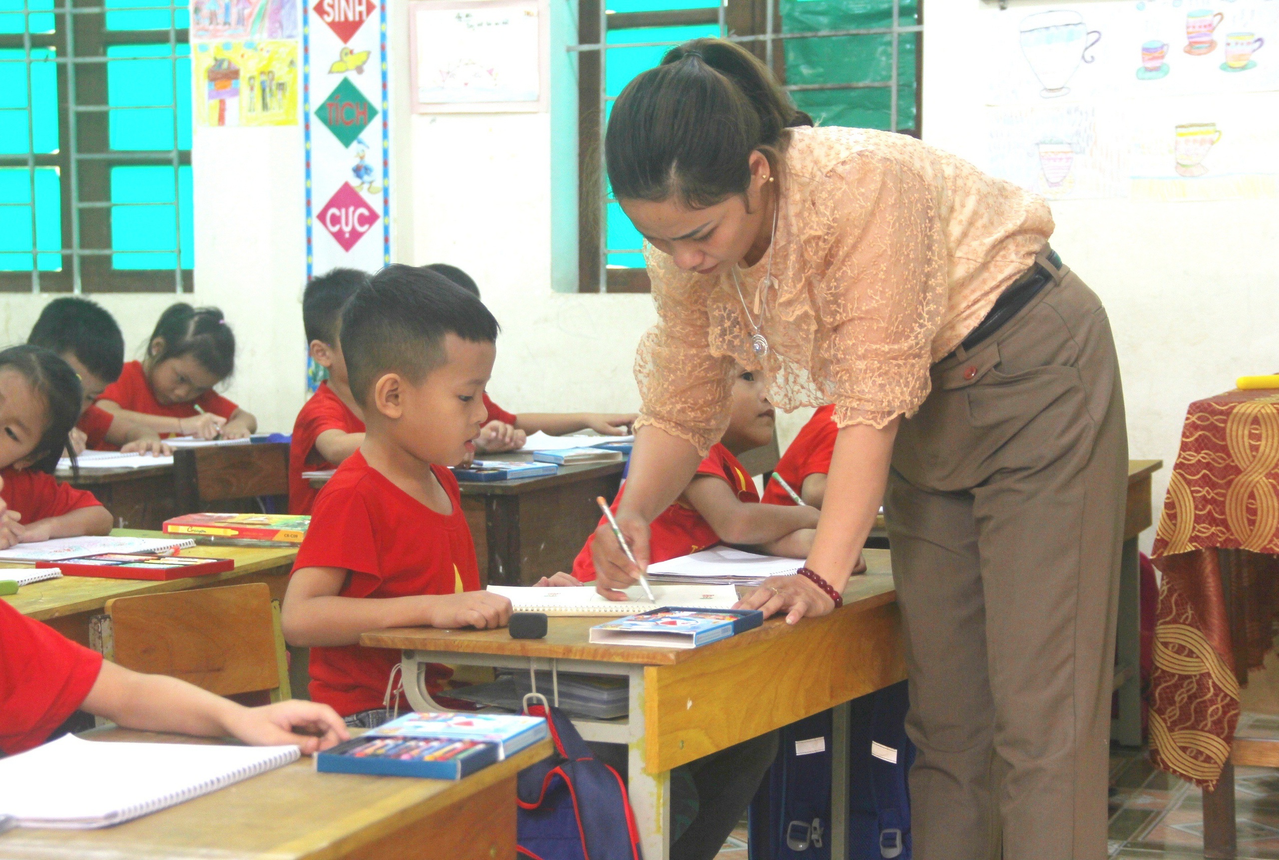 Thiếu giáo viên, loay hoay 'giật gấu vá vai'- Ảnh 2. Thiếu giáo viên, loay hoay 'giật gấu vá vai'- Ảnh 2.