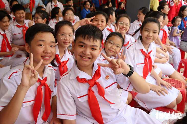 Cả ngàn đội viên Liên hoan Tiếng kèn Đội ta diễn phục vụ cộng đồng- Ảnh 6. Hoàn thành phần biểu diễn, các bạn lại hào hứng cổ vũ cho các đội còn lại không phân biệt đội bạn hay đội mình - Ảnh: Q.HUY