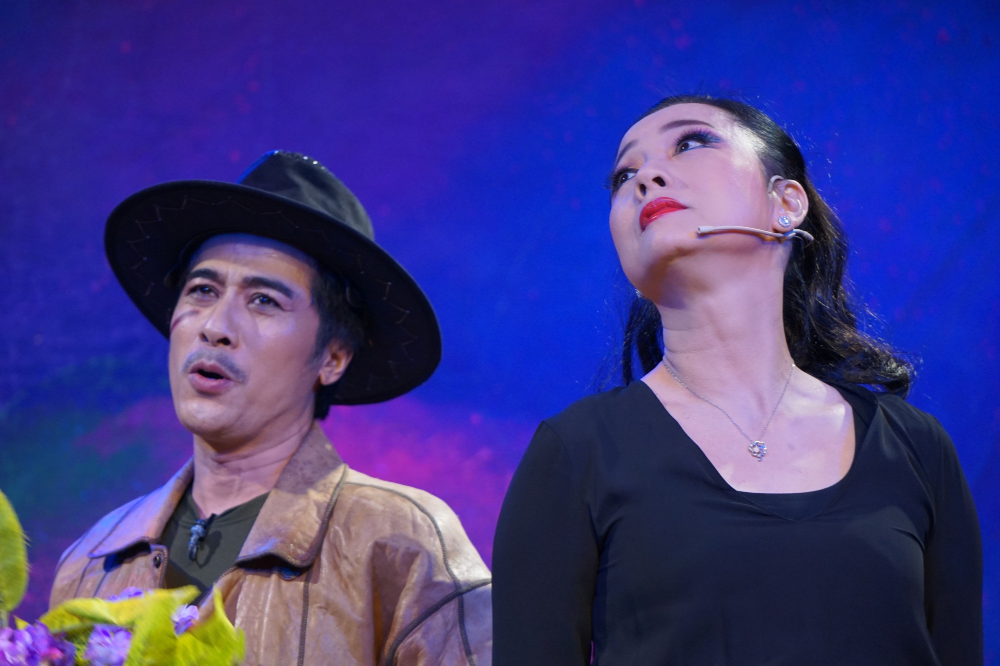 Đại Nghĩa, Đình Toàn tung hứng duyên dáng trong vở hài Hé - Lô, ông thần - Ảnh 2. Đại Nghĩa, Đình Toàn tung hứng duyên dáng trong vở hài Hé - Lô, ông thần - Ảnh 2.
