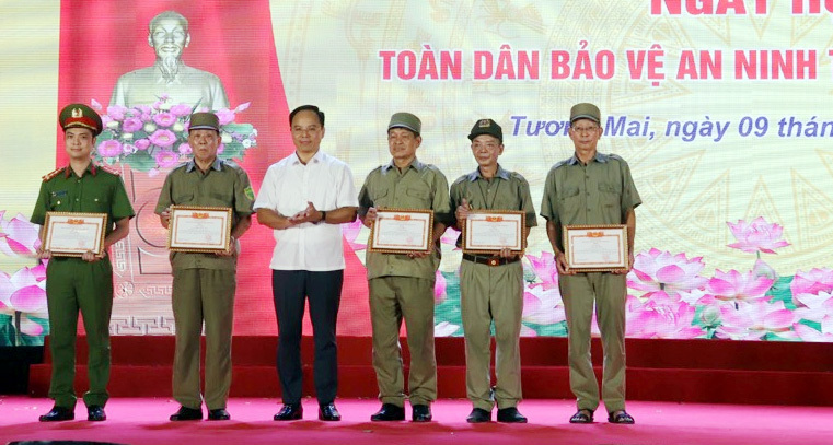 Các tập thể cá nhân được nhận khen thưởng tại ngày hội.