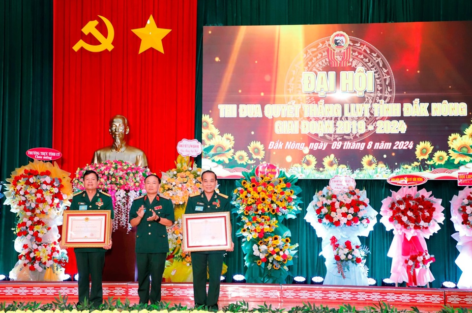 Trung tướng Thái Đại Ngọc trao tặng Huân chương Bảo vệ Tổ quốc hạng Nhất.