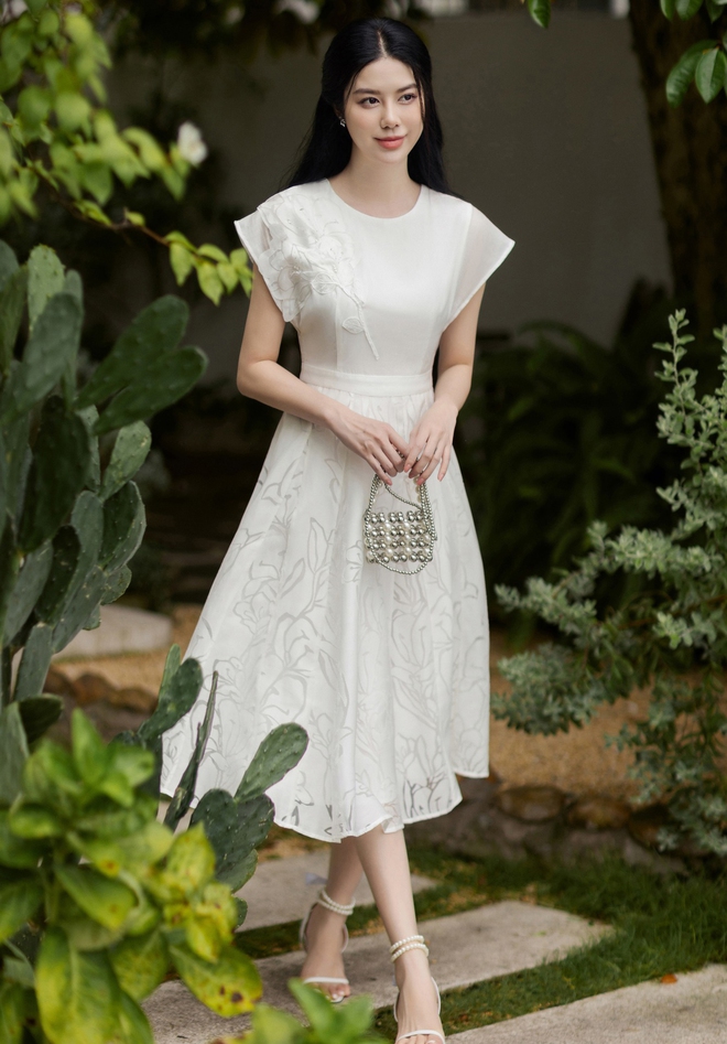 Trang phục in hoa, cách mặc nổi bật với xu hướng vượt thời gian- Ảnh 5. Trang phục in hoa, cách mặc nổi bật với xu hướng vượt thời gian- Ảnh 5.