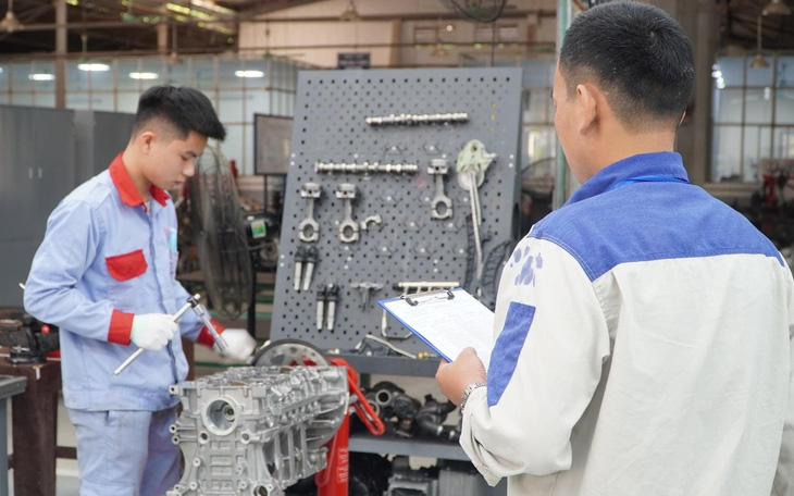 Trường cao đẳng cho sinh viên học tại doanh nghiệp, được trả lương từ năm nhất- Ảnh 3. Sinh viên trường nghề có thể thi tốt nghiệp tại doanh nghiệp