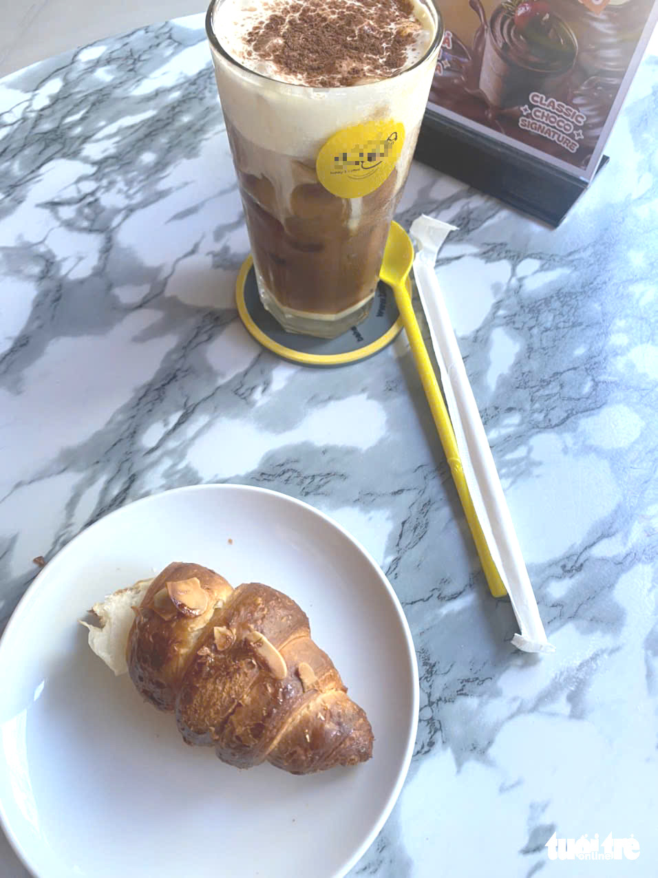 Vì sao lương 5 triệu vẫn đi cà phê đều đều?- Ảnh 3. Nhiều quán cà phê có cả đồ ăn, trang bị đầy đủ cho người làm việc