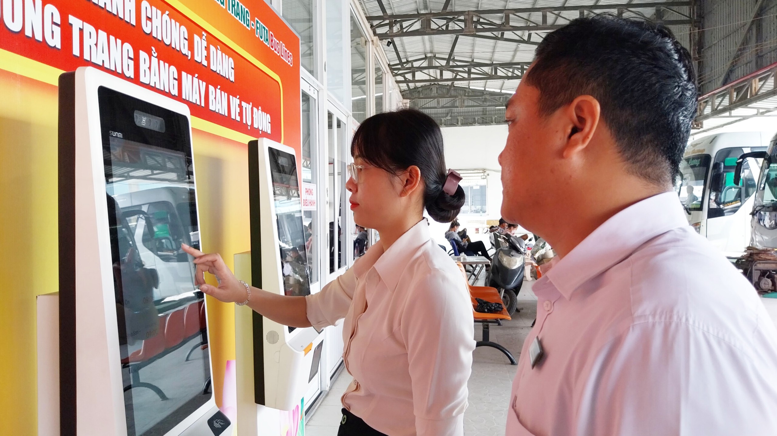 Nhiều tiện ích khi thanh toán vé xe không dùng tiền mặt- Ảnh 2. Nhiều tiện ích khi thanh toán vé xe không dùng tiền mặt- Ảnh 2.