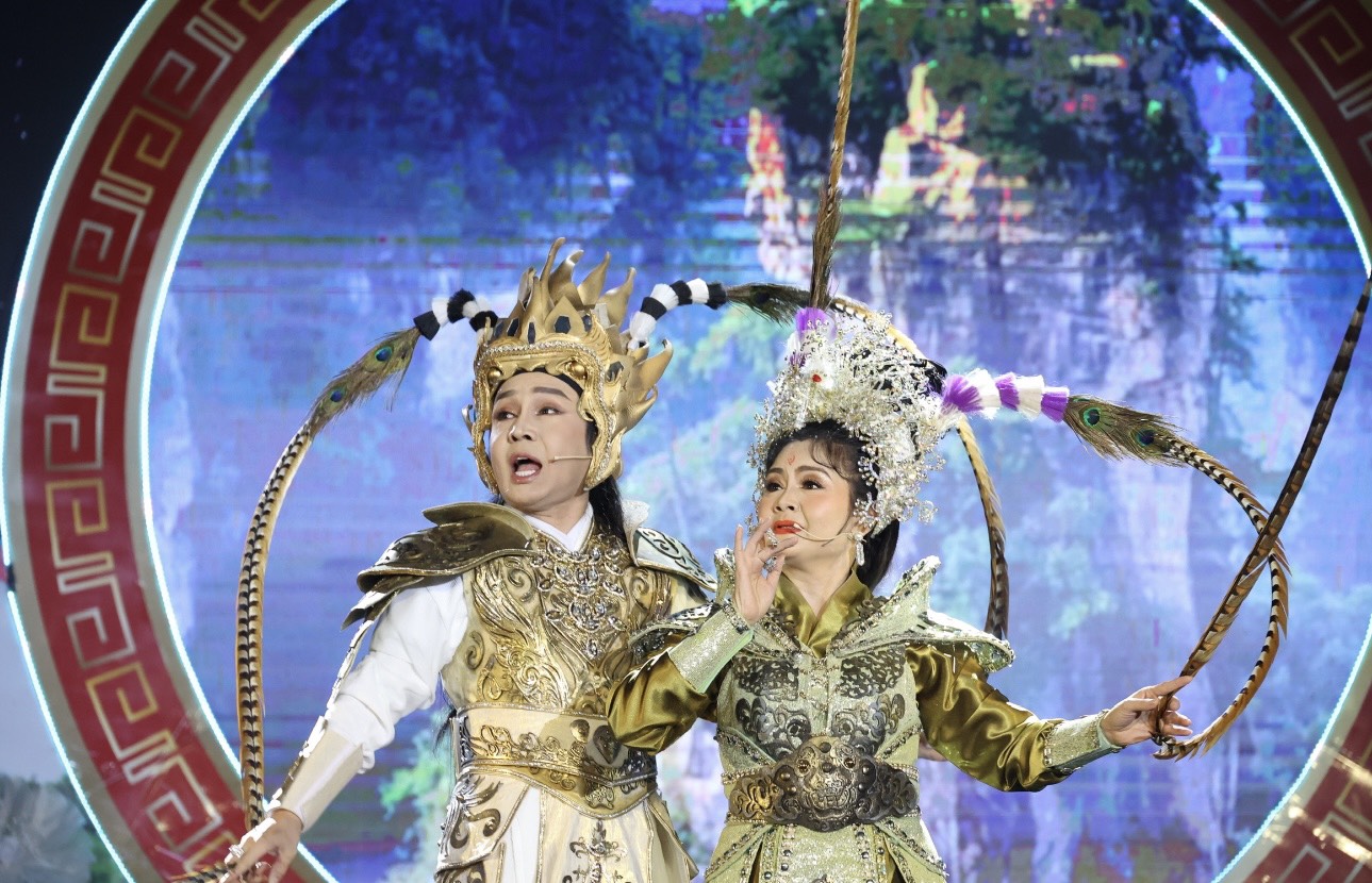 Xúc động với đêm tìm về nguồn cội trăm năm của cải lương - Ảnh 3. Xúc động với đêm tìm về nguồn cội trăm năm của cải lương - Ảnh 3.