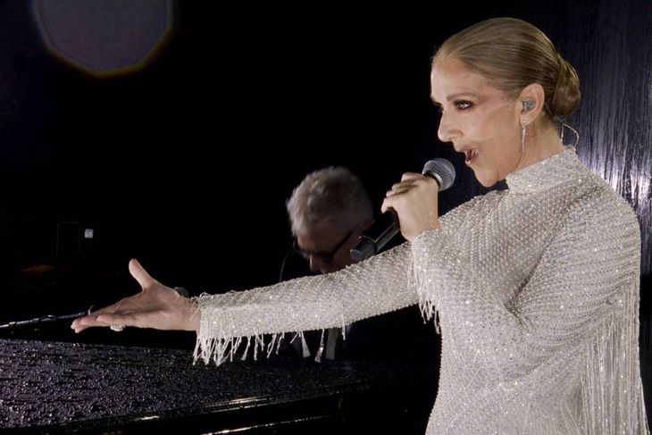 Celine Dion vừa có màn tái xuất hoành tráng tại lễ khai mạc Thế vận hội Olympic Paris 2024 Celine Dion chỉ trích ông Trump vì tự ý dùng hit My heart will go on để tranh cử- Ảnh 3.