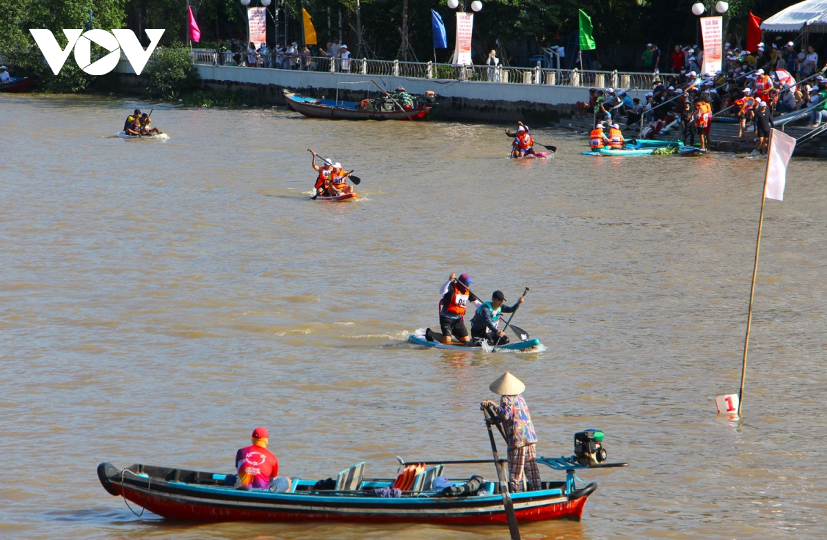 rộn ràng giải đua thuyền ván sup và biểu diễn đua thuyền kayak hình ảnh 4 ron rang giai dua thuyen van sup va bieu dien dua thuyen kayak hinh anh 4