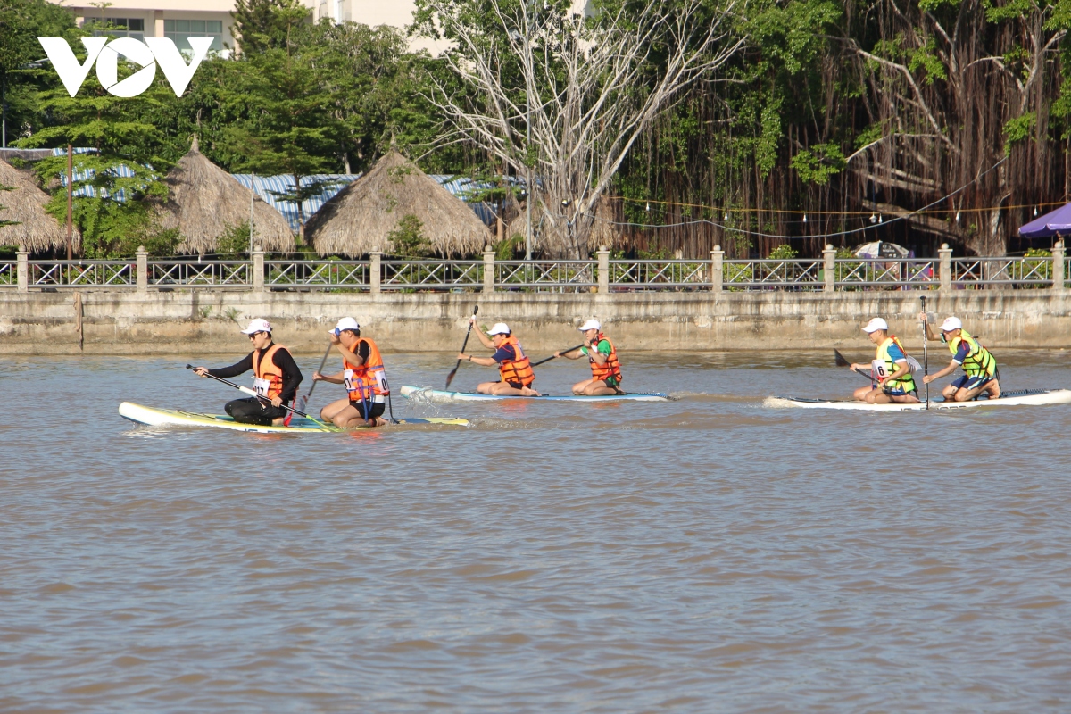 rộn ràng giải đua thuyền ván sup và biểu diễn đua thuyền kayak hình ảnh 5 ron rang giai dua thuyen van sup va bieu dien dua thuyen kayak hinh anh 5