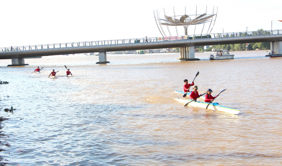 rộn ràng giải đua thuyền ván sup và biểu diễn đua thuyền kayak hình ảnh 7 ron rang giai dua thuyen van sup va bieu dien dua thuyen kayak hinh anh 7