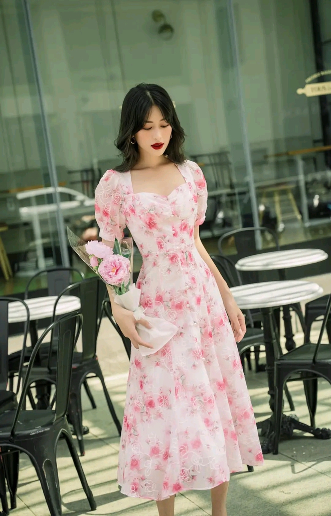 Mê mẩn ngày thu với những chiếc váy hoa ngọt ngào, nữ tính- Ảnh 7. Mê mẩn ngày thu với những chiếc váy hoa ngọt ngào, nữ tính- Ảnh 7.