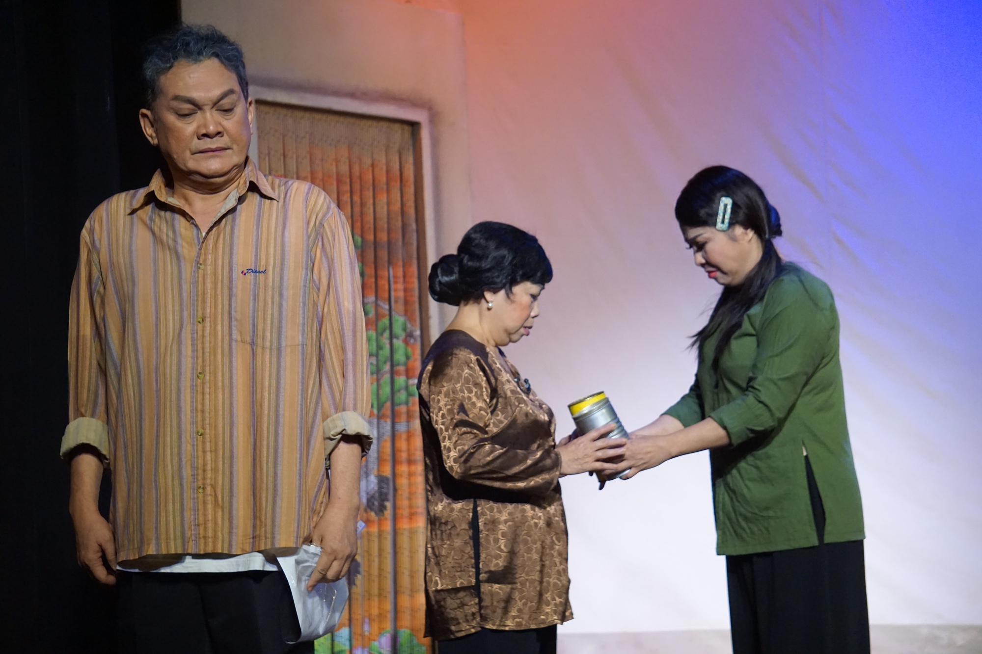 Lương Thế Thành, Hương Giang siêu duyên trong vở hài kịch Ngôi nhà trong mây - Ảnh 5. Lương Thế Thành, Hương Giang siêu duyên trong vở hài kịch Ngôi nhà trong mây - Ảnh 5.