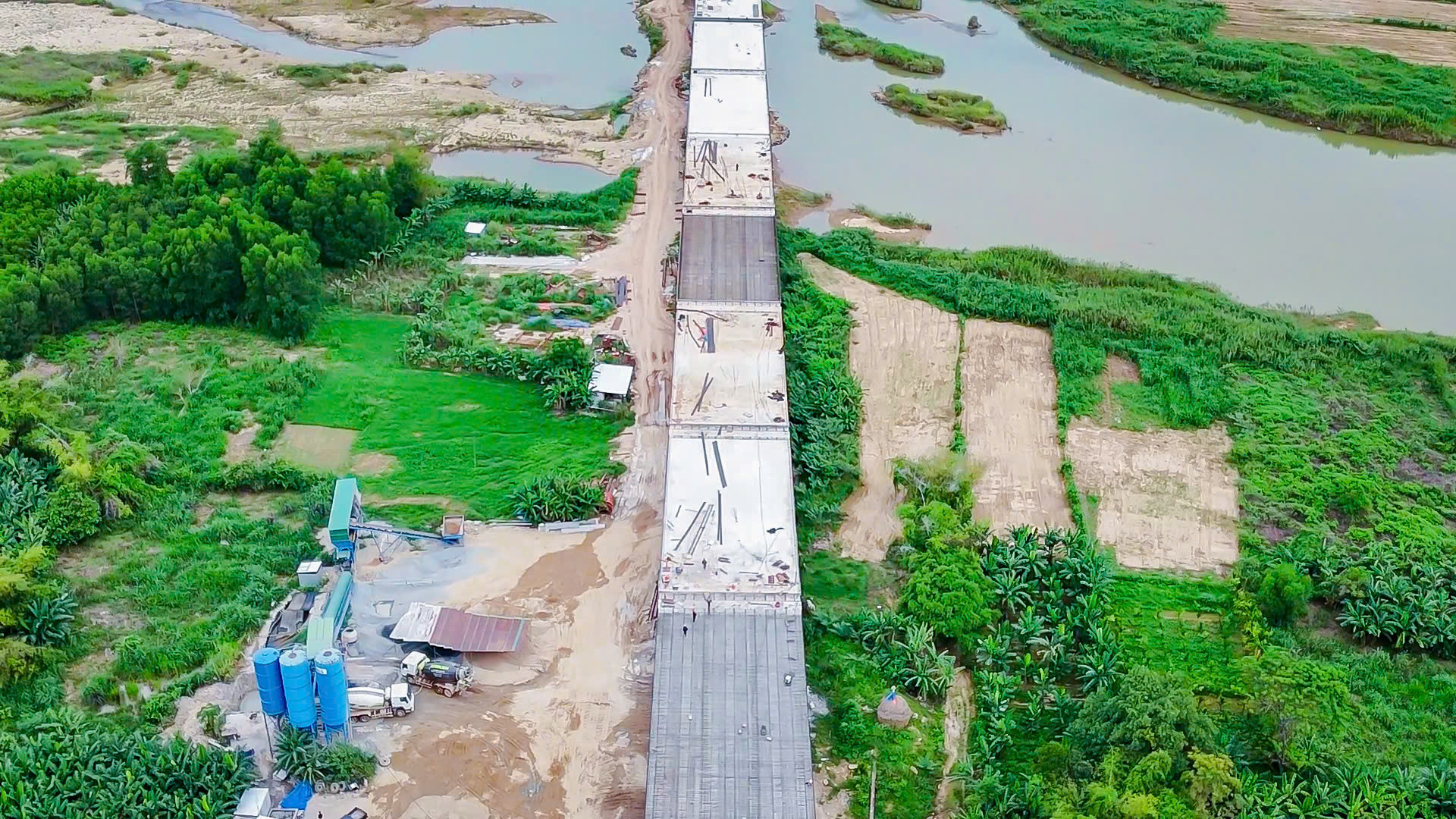 Xuyên đêm đua tiến độ 500 cầu, cống, hầm chui trên cao tốc Quảng Ngãi - Hoài Nhơn- Ảnh 3. Xuyên đêm đua tiến độ 500 cầu, cống, hầm chui trên cao tốc Quảng Ngãi - Hoài Nhơn- Ảnh 3.