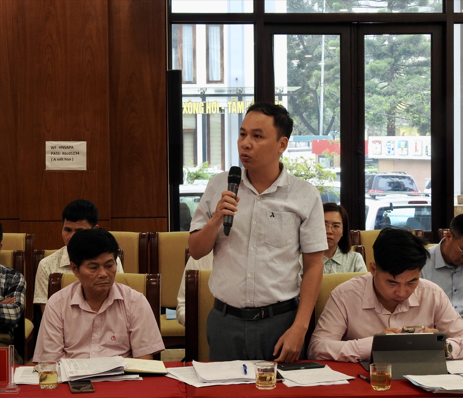 Đại diện Văn phòng Chương trình MTQG giảm nghèo vững trao đổi tại buổi làm việc Đại diện Văn phòng Chương trình MTQG giảm nghèo vững trao đổi tại buổi làm việc
