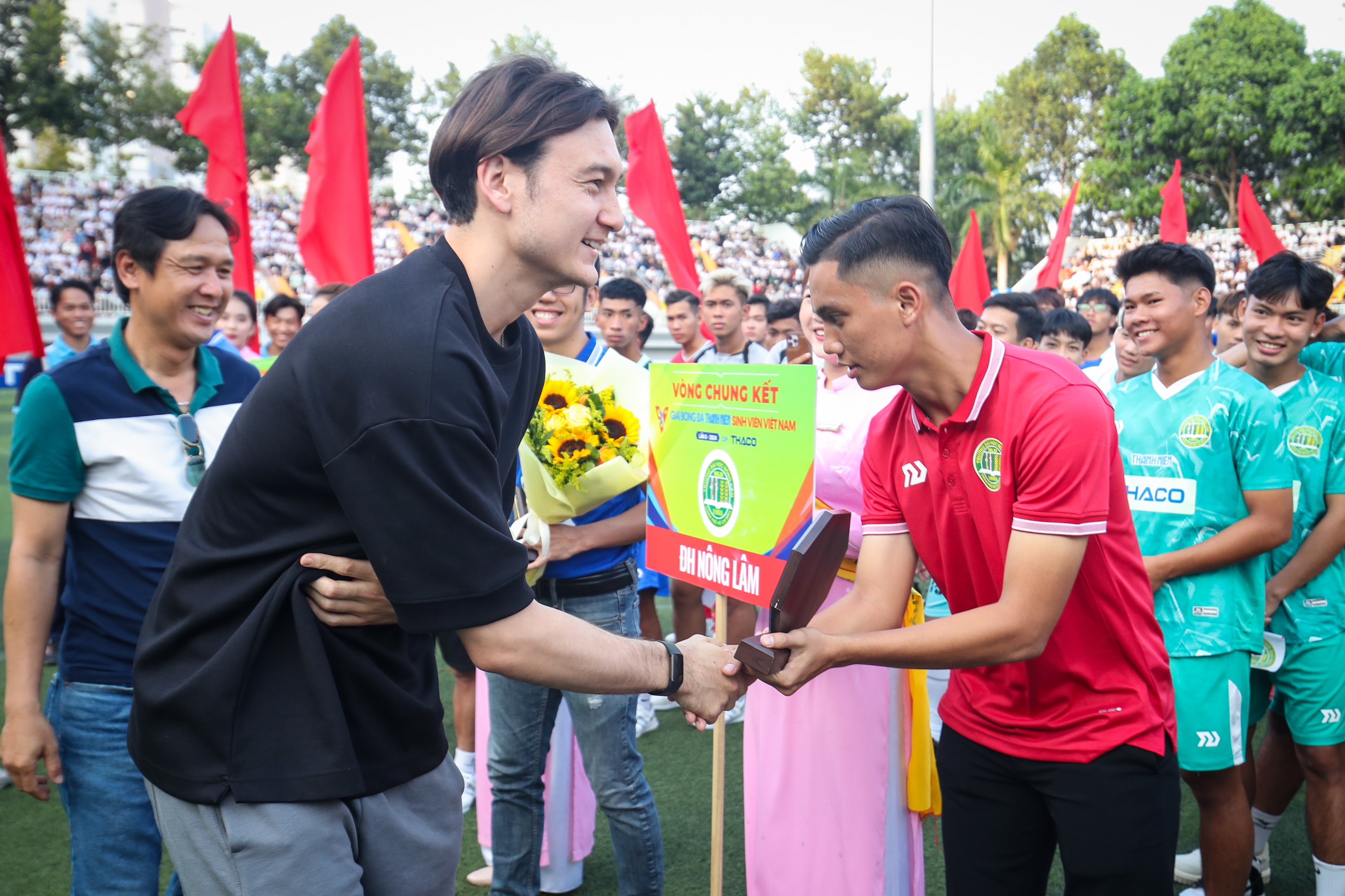 Đặng Văn Lâm dự lễ khai mạc giải TNSV THACO CUP 2024 Đặng Văn Lâm dự lễ khai mạc giải TNSV THACO CUP 2024