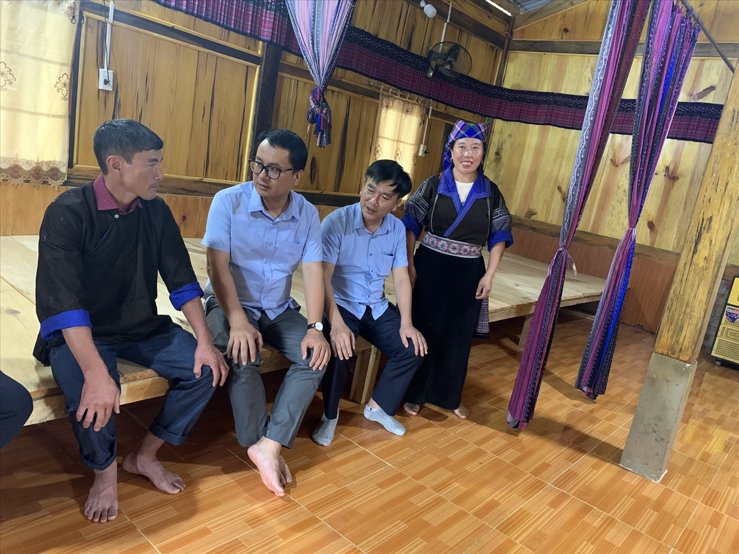 Đoàn công tác thăm quan mô hình phát triển du lịch cộng đồng do đồng bào DTTS làm chủ Đoàn công tác thăm quan mô hình phát triển du lịch cộng đồng do đồng bào DTTS làm chủ