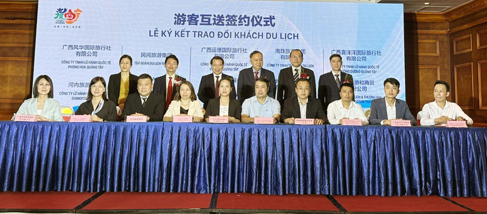 Doanh nghiệp du lịch TP Nam Ninh (Trung Quốc) ký kết hợp tác với doanh nghiệp du lịch Hà Nội tại hội nghị. Ảnh: Hoài Nam