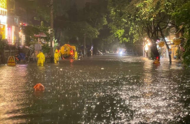 Mưa lớn, nhiều tuyến phố Hà Nội ngập trắng lên tận vỉa hè ảnh 4