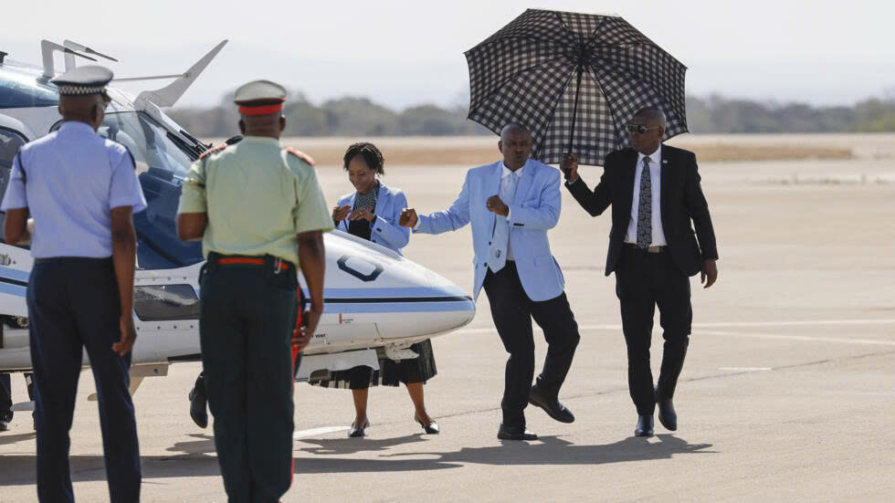 Botswana tôn vinh HCV đầu tiên tại Olympic: 30.000 người chào đón, cả nước nghỉ 1 ngày- Ảnh 4. Botswana tôn vinh HCV đầu tiên tại Olympic: 30.000 người chào đón, cả nước nghỉ 1 ngày- Ảnh 4.