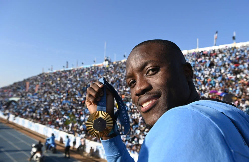 Botswana tôn vinh HCV đầu tiên tại Olympic: 30.000 người chào đón, cả nước nghỉ 1 ngày- Ảnh 5. Botswana tôn vinh HCV đầu tiên tại Olympic: 30.000 người chào đón, cả nước nghỉ 1 ngày- Ảnh 5.