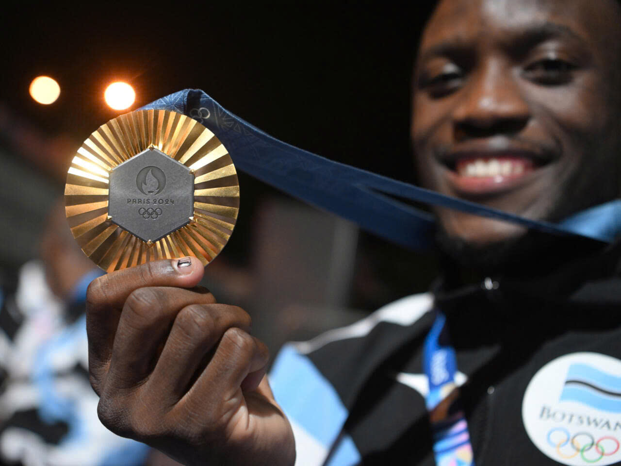 Botswana tôn vinh HCV đầu tiên tại Olympic: 30.000 người chào đón, cả nước nghỉ 1 ngày- Ảnh 7. Botswana tôn vinh HCV đầu tiên tại Olympic: 30.000 người chào đón, cả nước nghỉ 1 ngày- Ảnh 7.