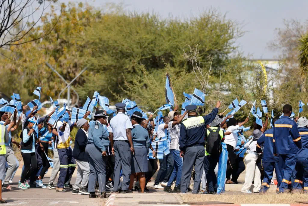 Botswana tôn vinh HCV đầu tiên tại Olympic: 30.000 người chào đón, cả nước nghỉ 1 ngày- Ảnh 6. Botswana tôn vinh HCV đầu tiên tại Olympic: 30.000 người chào đón, cả nước nghỉ 1 ngày- Ảnh 6.