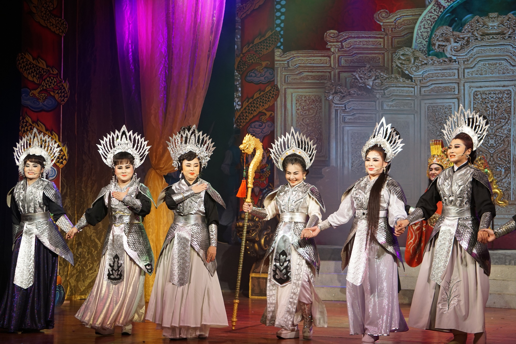 Nghệ sĩ Minh Tâm - Tài Lương tái ngộ khán giả trong niềm xúc động mãnh liệt - Ảnh 2. Nghệ sĩ Minh Tâm - Tài Lương tái ngộ khán giả trong niềm xúc động mãnh liệt - Ảnh 2.