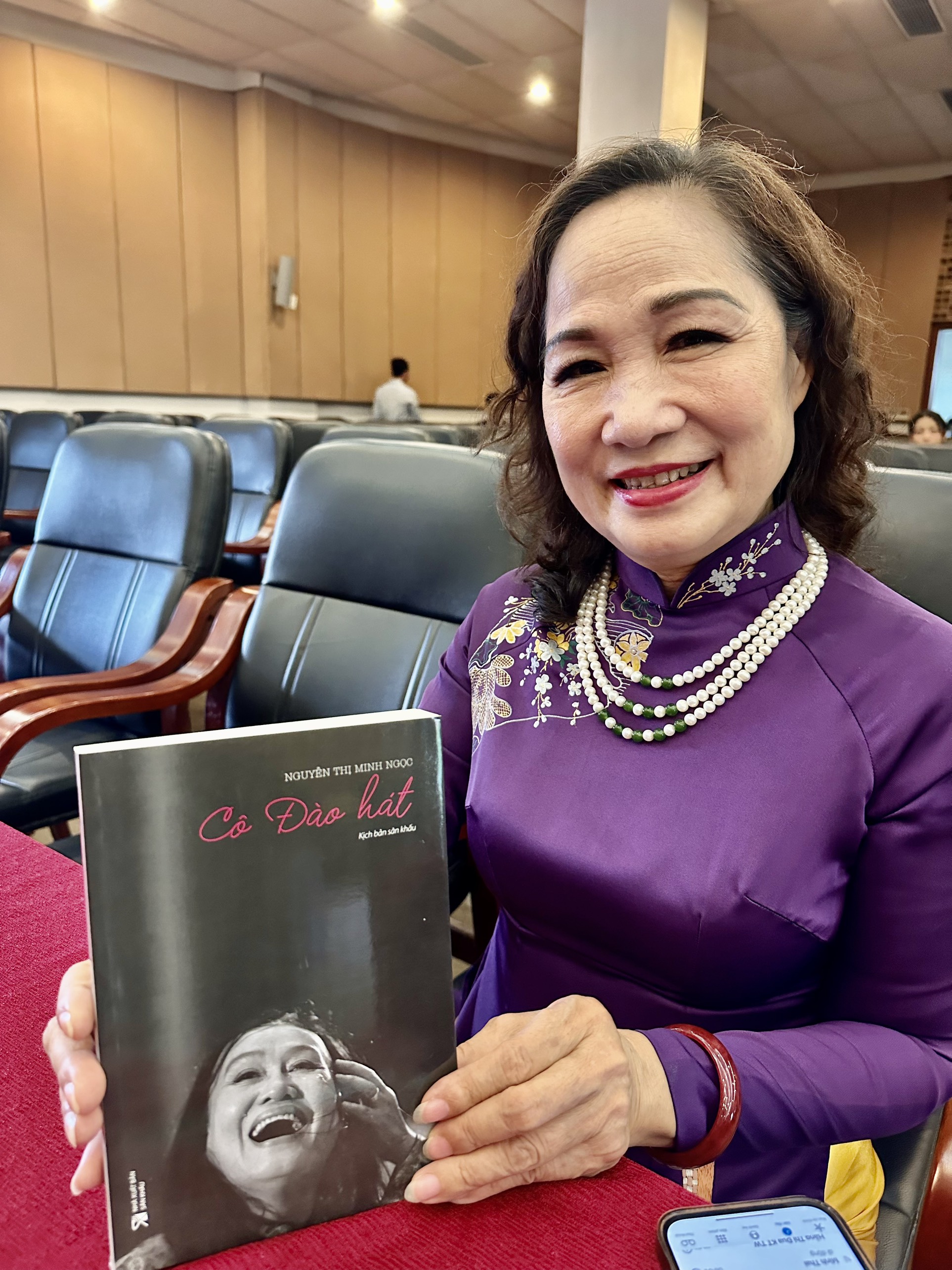 Mừng tuổi 70, tác giả Nguyễn Thị Minh Ngọc ra mắt sách “Cô đào hát” - Ảnh 4. Mừng tuổi 70, tác giả Nguyễn Thị Minh Ngọc ra mắt sách “Cô đào hát” - Ảnh 4.