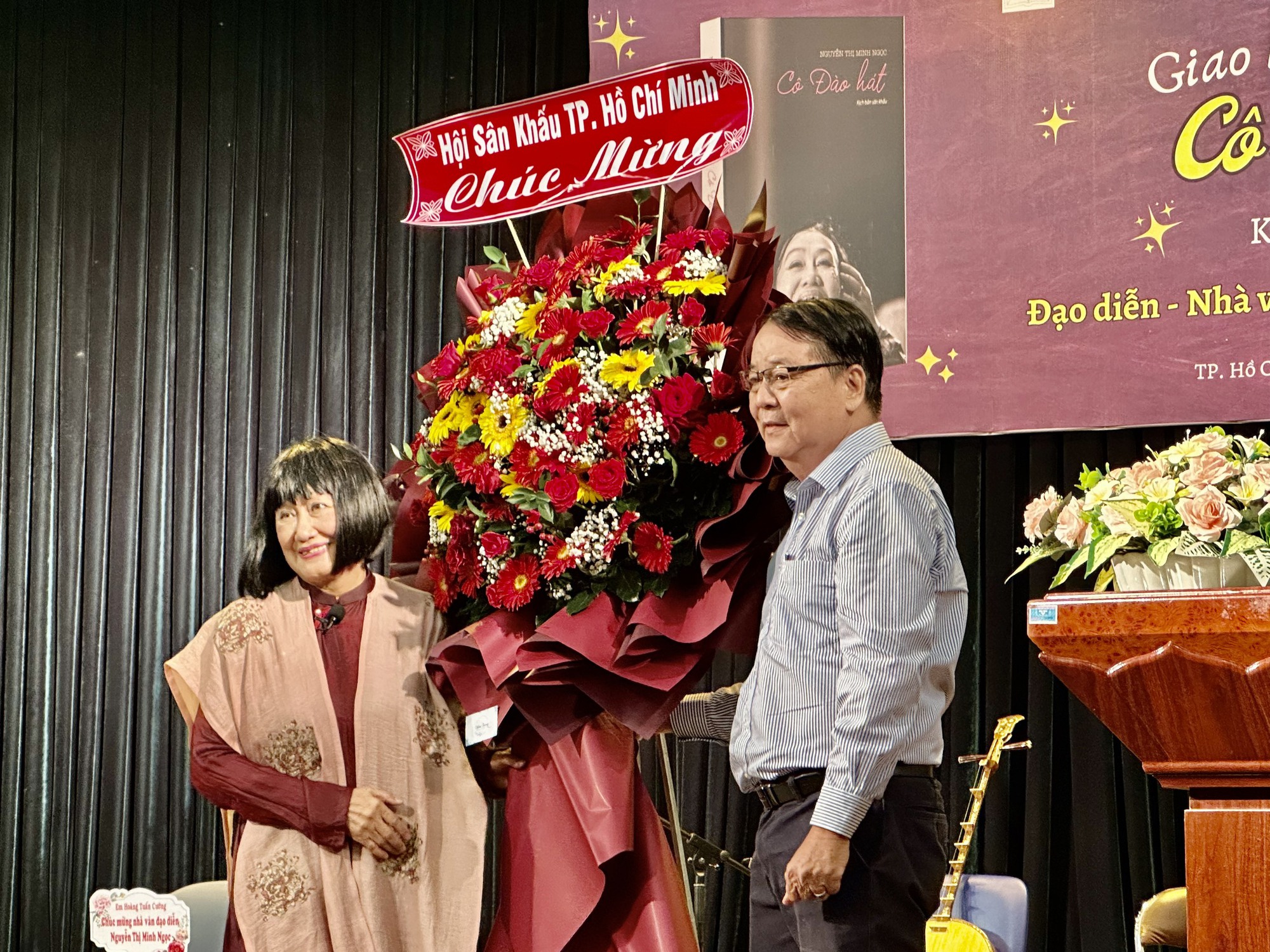 Mừng tuổi 70, tác giả Nguyễn Thị Minh Ngọc ra mắt sách “Cô đào hát” - Ảnh 8. Mừng tuổi 70, tác giả Nguyễn Thị Minh Ngọc ra mắt sách “Cô đào hát” - Ảnh 8.