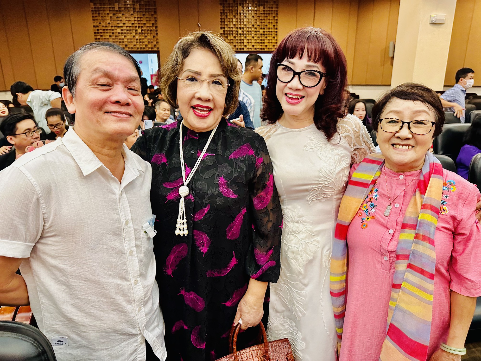 Mừng tuổi 70, tác giả Nguyễn Thị Minh Ngọc ra mắt sách “Cô đào hát” - Ảnh 9. Mừng tuổi 70, tác giả Nguyễn Thị Minh Ngọc ra mắt sách “Cô đào hát” - Ảnh 9.