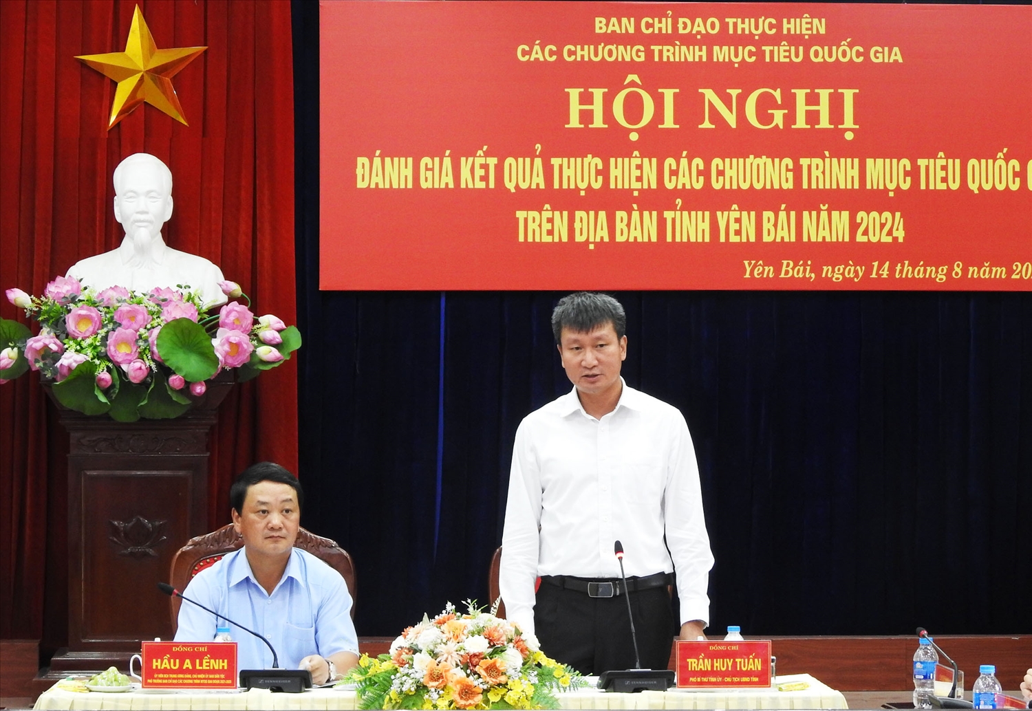 Ông Trần Huy Tuấn - Phó Bí thư Tỉnh ủy, Chủ tịch UBND tỉnh Yên Bái phát biểu tại Hội nghị Ông Trần Huy Tuấn - Phó Bí thư Tỉnh ủy, Chủ tịch UBND tỉnh Yên Bái phát biểu tại Hội nghị