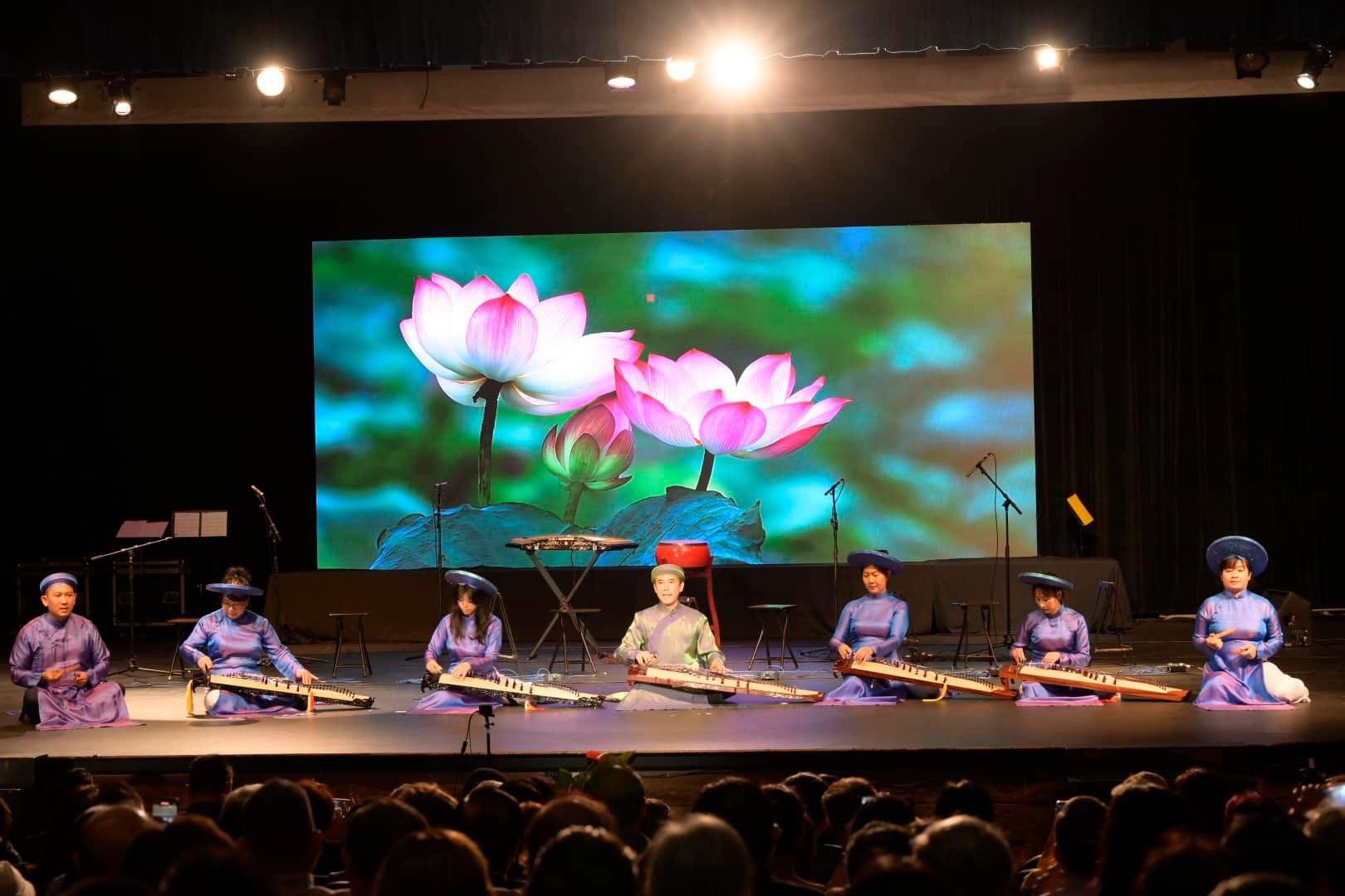 NSƯT Thanh Thanh Tâm hội ngộ tài năng nhạc cụ dân tộc trên xứ người - Ảnh 3. NSƯT Thanh Thanh Tâm hội ngộ tài năng nhạc cụ dân tộc trên xứ người - Ảnh 3.