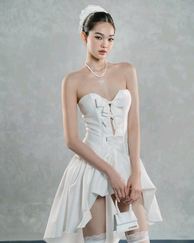 Thả dáng yêu kiều cùng những thiết kế váy trắng thướt tha- Ảnh 3. Thả dáng yêu kiều cùng những thiết kế váy trắng thướt tha- Ảnh 3.