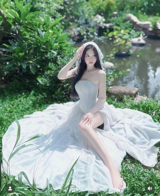 Thả dáng yêu kiều cùng những thiết kế váy trắng thướt tha- Ảnh 8. Thả dáng yêu kiều cùng những thiết kế váy trắng thướt tha- Ảnh 8.