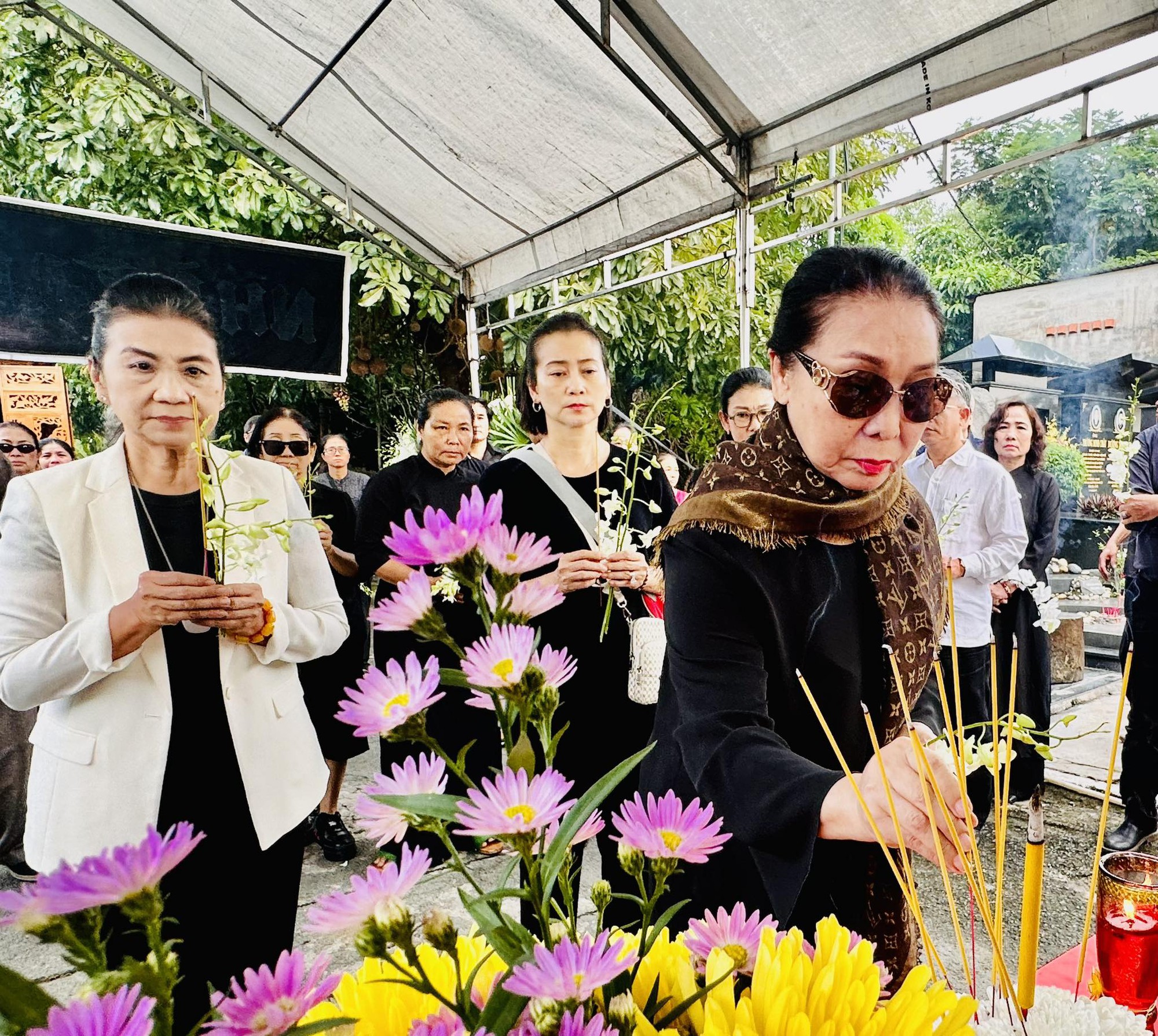 Nhiều nghệ sĩ nổi tiếng tiễn đưa tác giả Lê Duy Hạnh - Ảnh 2. Nhiều nghệ sĩ nổi tiếng tiễn đưa tác giả Lê Duy Hạnh - Ảnh 2.
