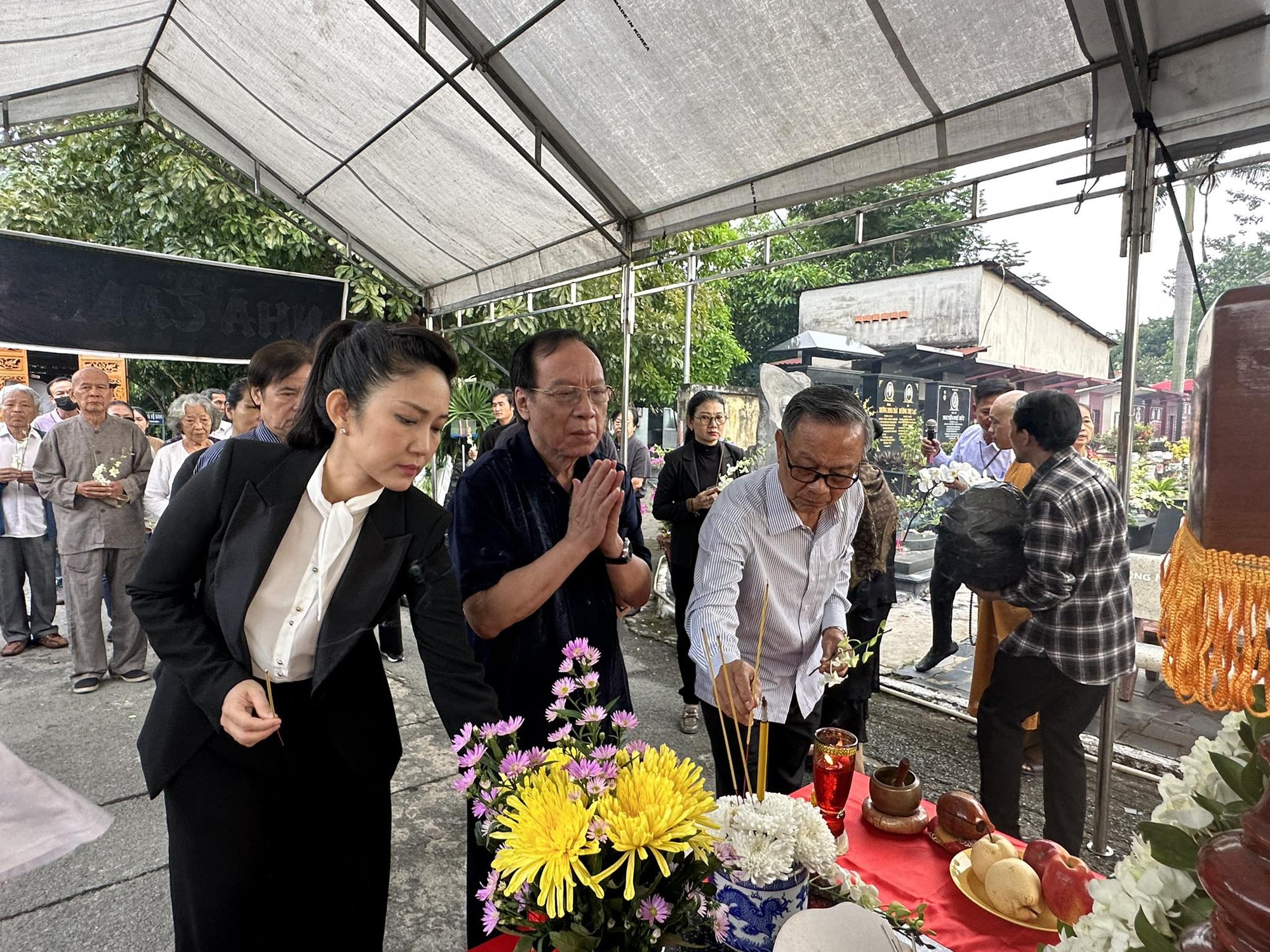 Nhiều nghệ sĩ nổi tiếng tiễn đưa tác giả Lê Duy Hạnh - Ảnh 3. Nhiều nghệ sĩ nổi tiếng tiễn đưa tác giả Lê Duy Hạnh - Ảnh 3.