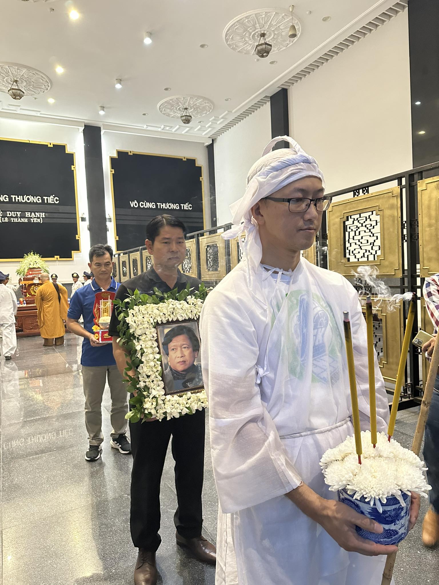 Nhiều nghệ sĩ nổi tiếng tiễn đưa tác giả Lê Duy Hạnh - Ảnh 4. Nhiều nghệ sĩ nổi tiếng tiễn đưa tác giả Lê Duy Hạnh - Ảnh 4.