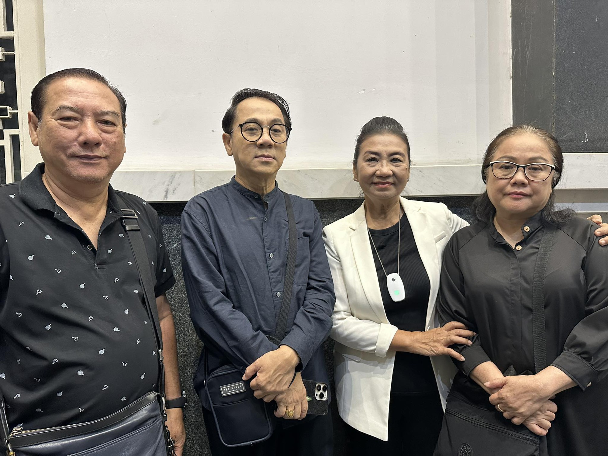 Nhiều nghệ sĩ nổi tiếng tiễn đưa tác giả Lê Duy Hạnh - Ảnh 6. Nhiều nghệ sĩ nổi tiếng tiễn đưa tác giả Lê Duy Hạnh - Ảnh 6.