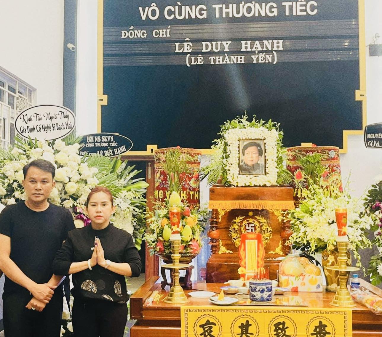 Nhiều nghệ sĩ nổi tiếng tiễn đưa tác giả Lê Duy Hạnh - Ảnh 8. Nhiều nghệ sĩ nổi tiếng tiễn đưa tác giả Lê Duy Hạnh - Ảnh 8.