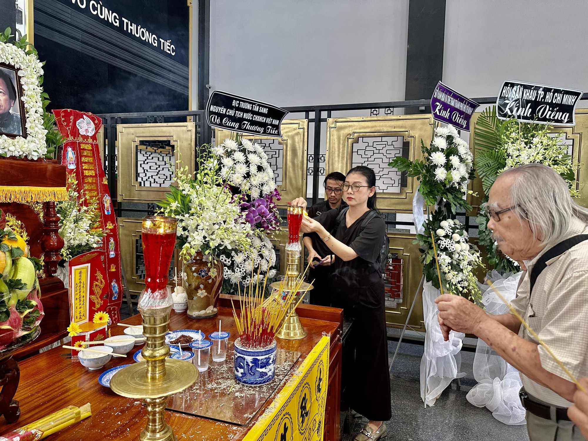 Nhiều nghệ sĩ nổi tiếng tiễn đưa tác giả Lê Duy Hạnh - Ảnh 13. Nhiều nghệ sĩ nổi tiếng tiễn đưa tác giả Lê Duy Hạnh - Ảnh 13.