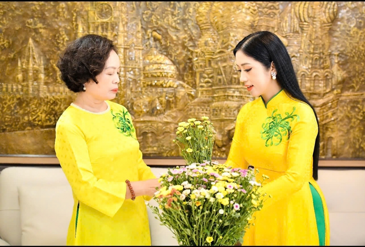 nsƯt phương nga sao mai dành tặng các mẹ món quà đặc biệt mùa vu lan hình ảnh 2 nsUt phuong nga sao mai danh tang cac me mon qua dac biet mua vu lan hinh anh 2