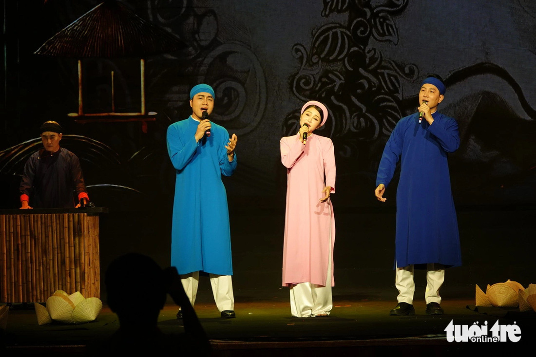 Nguyễn Phi Hùng, Dương Quốc Hưng, Thùy Trinh hát "Trầu cau" - Ảnh: T.T.D. Dương Quốc Hưng, Thùy Trinh, Nguyễn Phi Hùng hát "Trầu cau" - Ảnh: T.T.D.