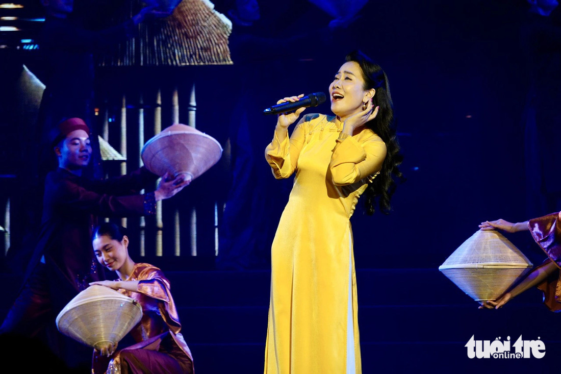 Vân Khánh thể hiện ca khúc "Quảng Nam yêu thương" - Ảnh: T.T.D. Xúc động đêm nhạc Phan Huỳnh Điểu - Tình yêu ở lại- Ảnh 3.