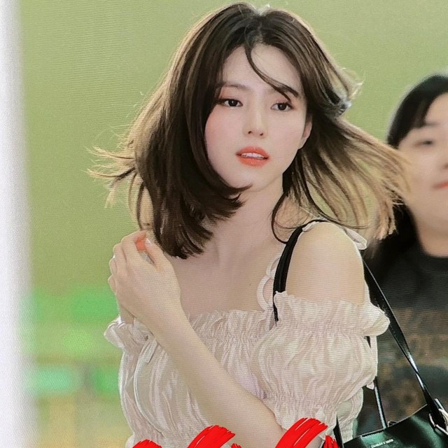 Han So Hee khiến khán giả mê mệt từ kiểu tóc đến gu ăn mặc- Ảnh 8. Han So Hee khiến khán giả mê mệt từ kiểu tóc đến gu ăn mặc- Ảnh 8.